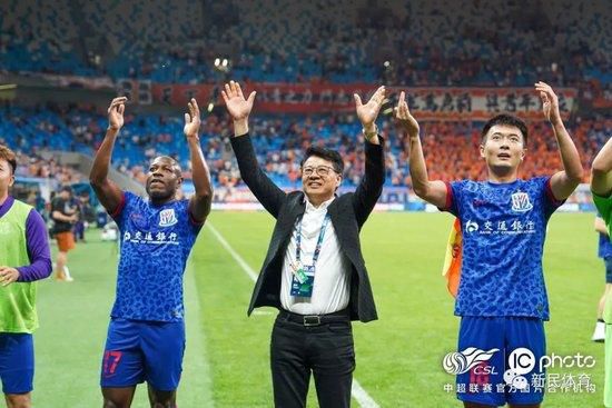 这对夫妻的无能为力与两个孩子的无所不能形成强烈的反差。